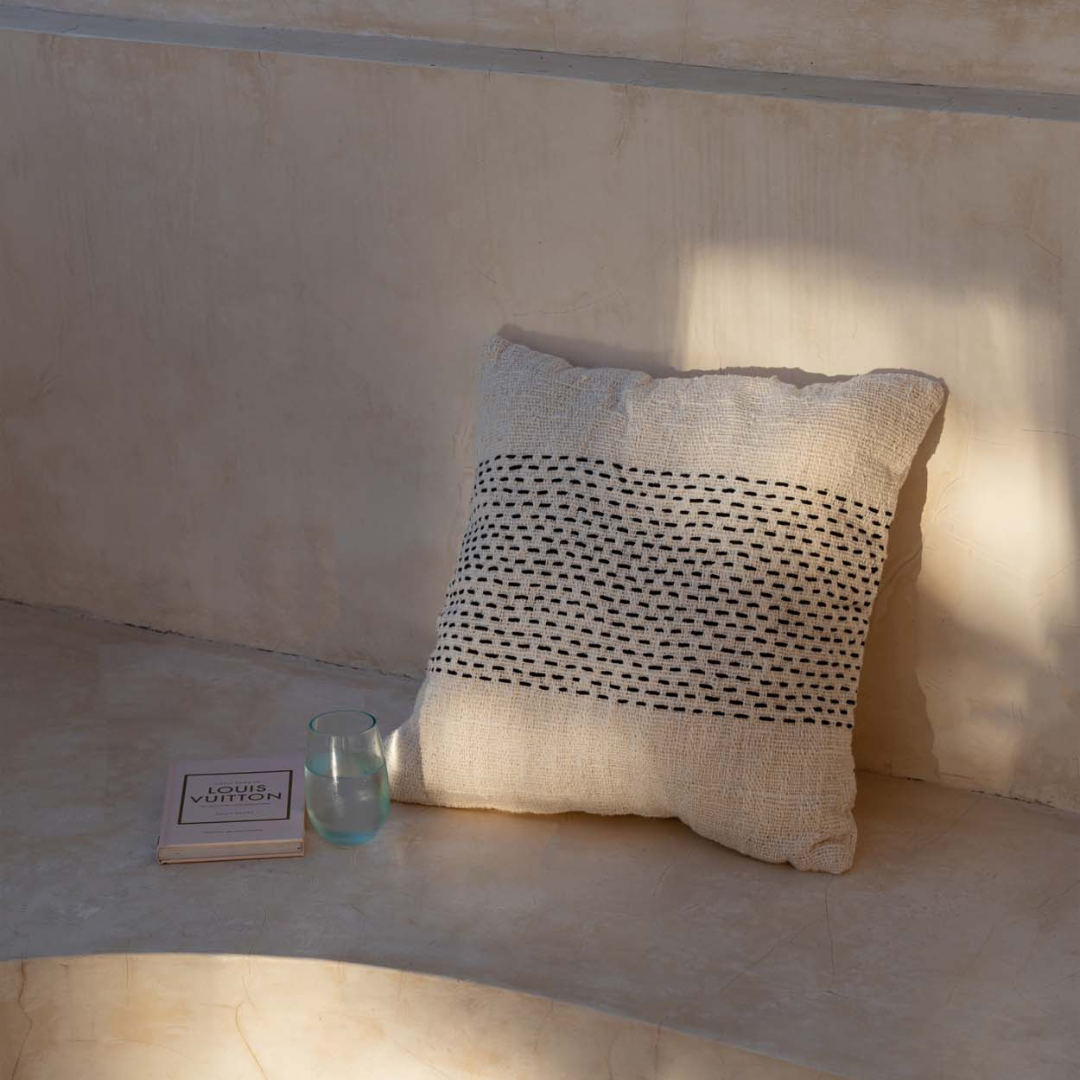 Misty kussenhoes als decoratief accent op een neutrale bank in een boho-sfeer