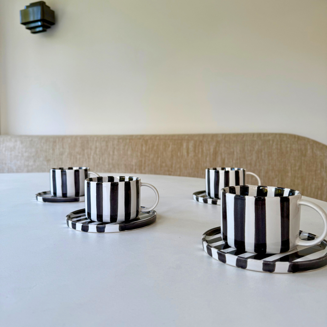 Olsson & Jensen Monica kop en schotels op witte eettafel – speelse en gezellige presentatie van servies