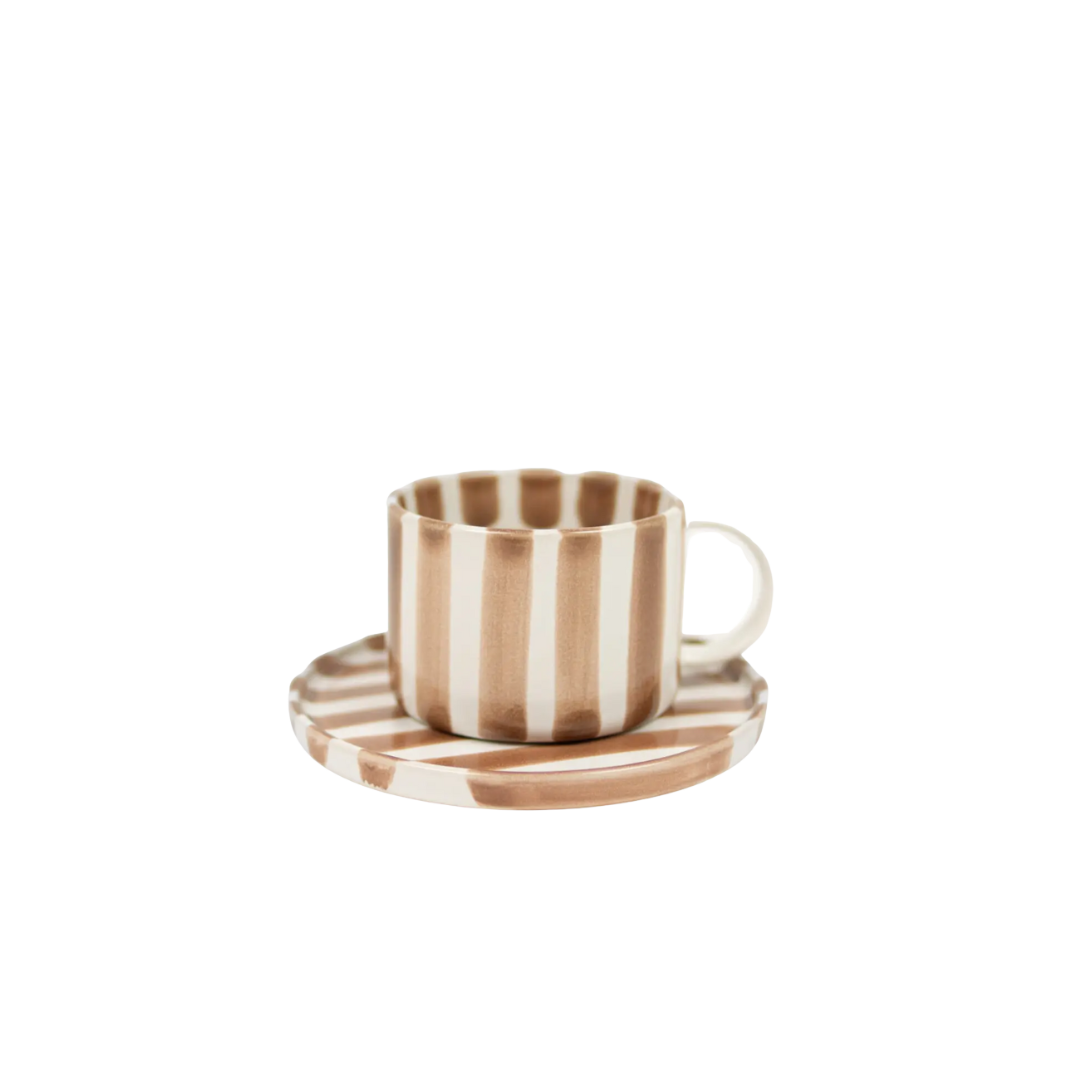 Monica kop en schotel van Olsson & Jensen – beige en wit gestreept keramiek met handgeschilderd design
