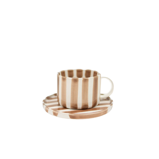 Monica kop en schotel van Olsson & Jensen – beige en wit gestreept keramiek met handgeschilderd design