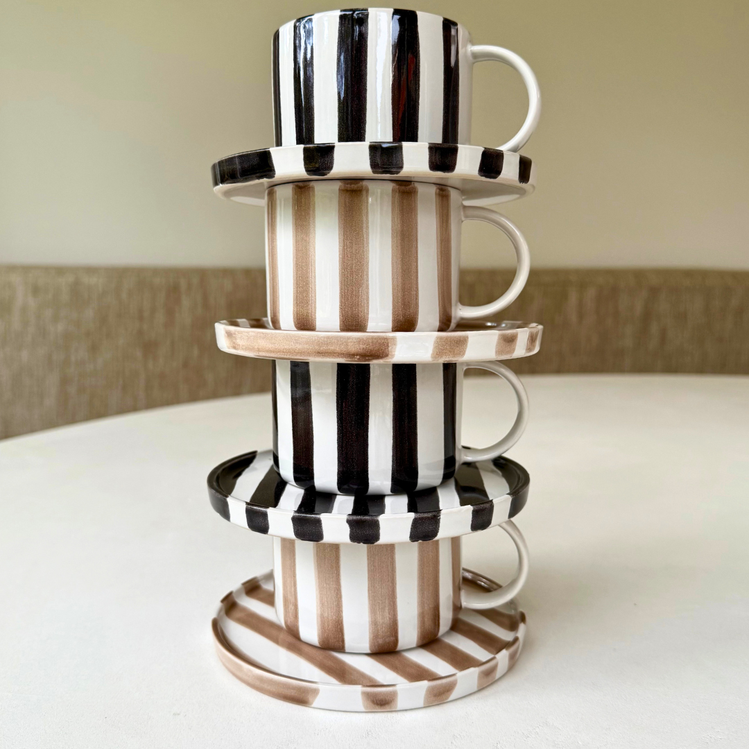 4 op elkaar gestapelde Monica kop en schotels in zwart - wit en beige - wit gestreept design