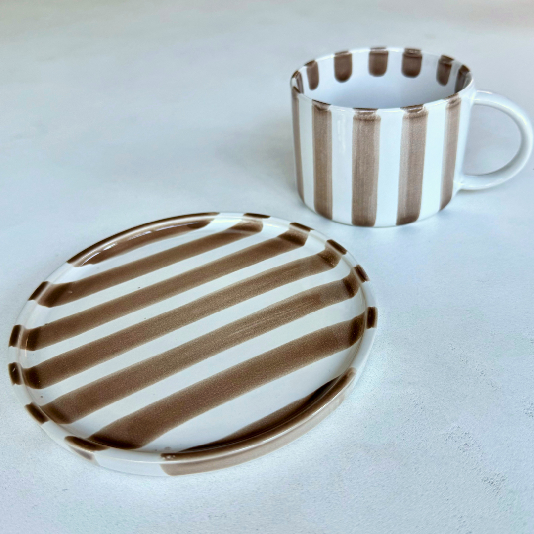 Gestreepte Monica kop met bijpassende schotel eveneens te gebruiken als gebaksbordje – veelzijdig en praktisch serviesstuk