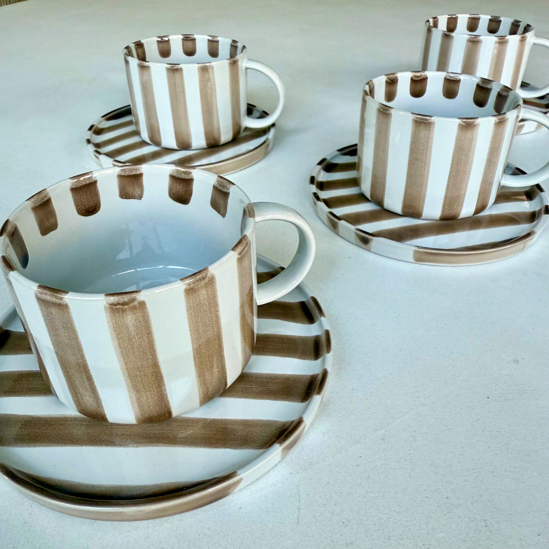 Set handgschilderde Monica kop en schotels van Olsson & Jensen – perfect cadeau voor liefhebbers van designservies