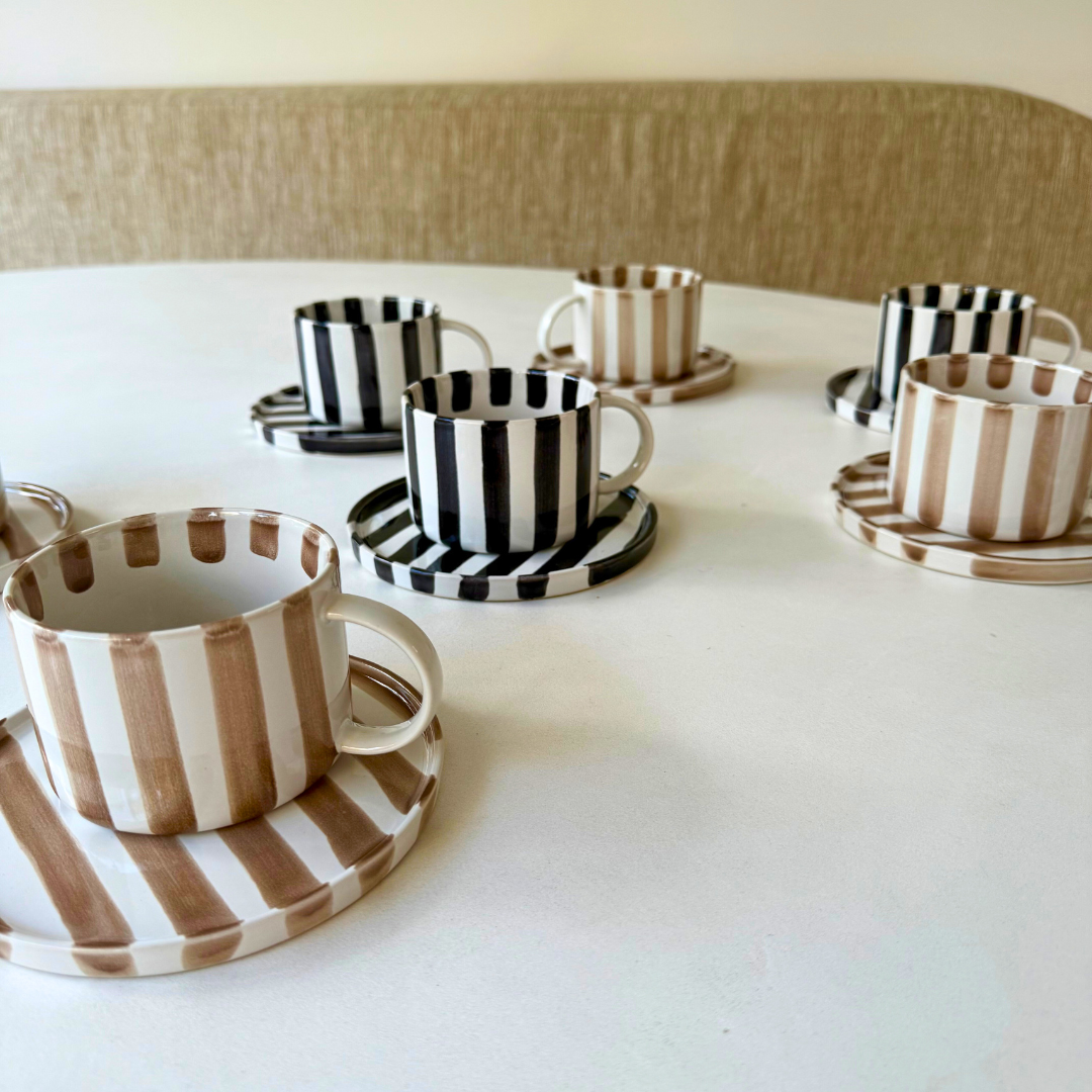 Groep Monica kop en schotels in beige-wit en zwart-wit gestreept design – handgeschilderd keramiek met speelse uitstraling