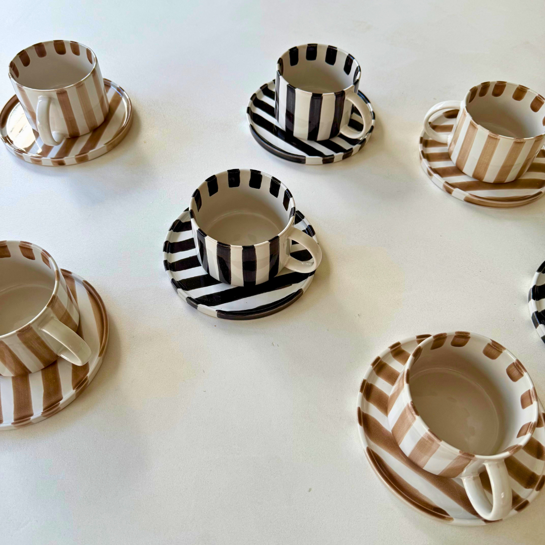 Bovenaanzicht van een aantal Monica kop en schotels van Olsson & Jenssen in beige en zwart