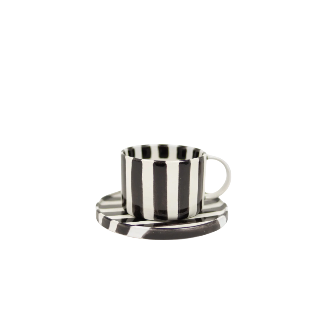 Monica kop en schotel van Olsson & Jensen – handgeschilderde zwart-wit gestreepte keramiekset geschikt voor de vaatwasser