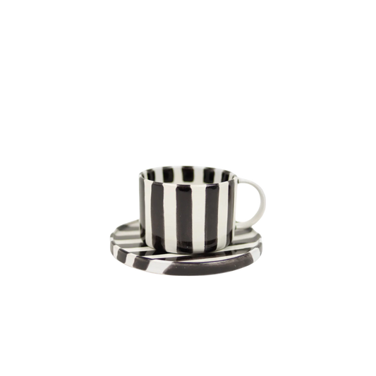 Monica kop en schotel van Olsson & Jensen – handgeschilderde zwart-wit gestreepte keramiekset geschikt voor de vaatwasser