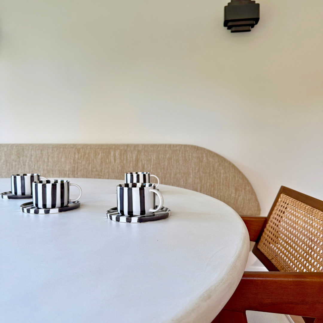 4 Monica kop en schotels op een witte eettafel – uniek zwart wit streeppatroon en verfijnde afwerking