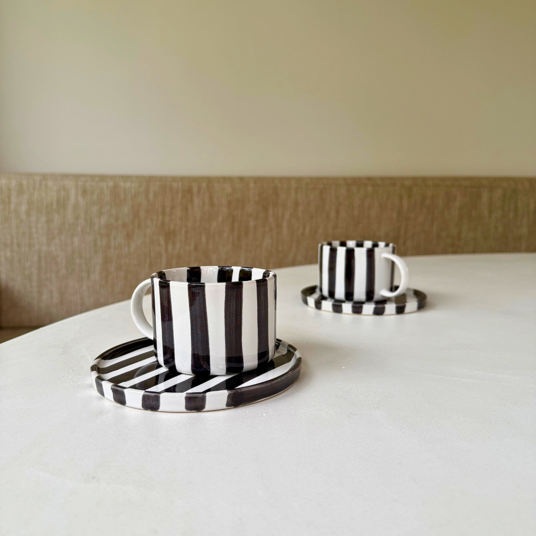 Set van Monica kop en schotels van keramiek – handgeschilderd servies zwart wit gestreept 