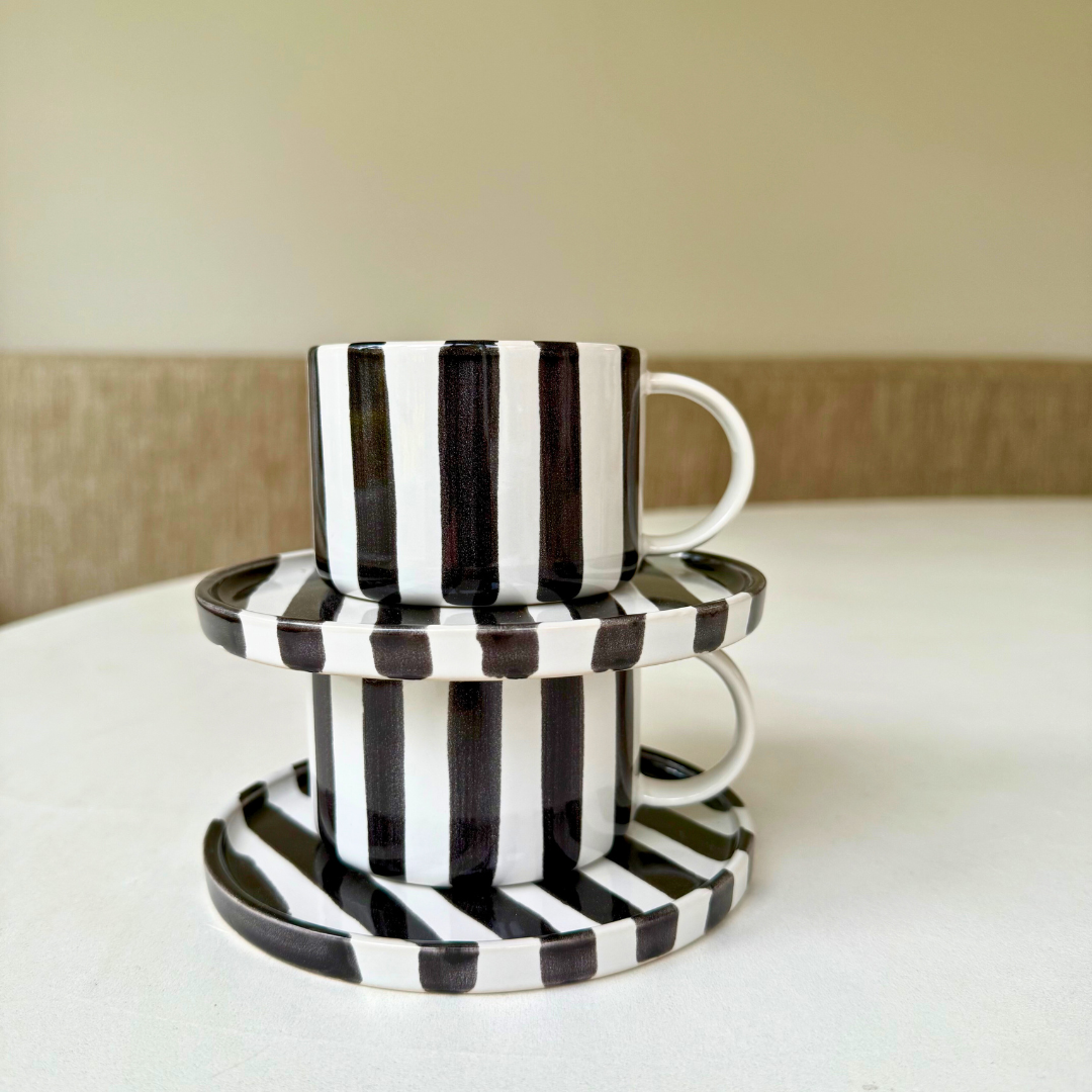 Set van 2 op elkaar gestapelde Monica kop en schotels met zwart witte strepen 