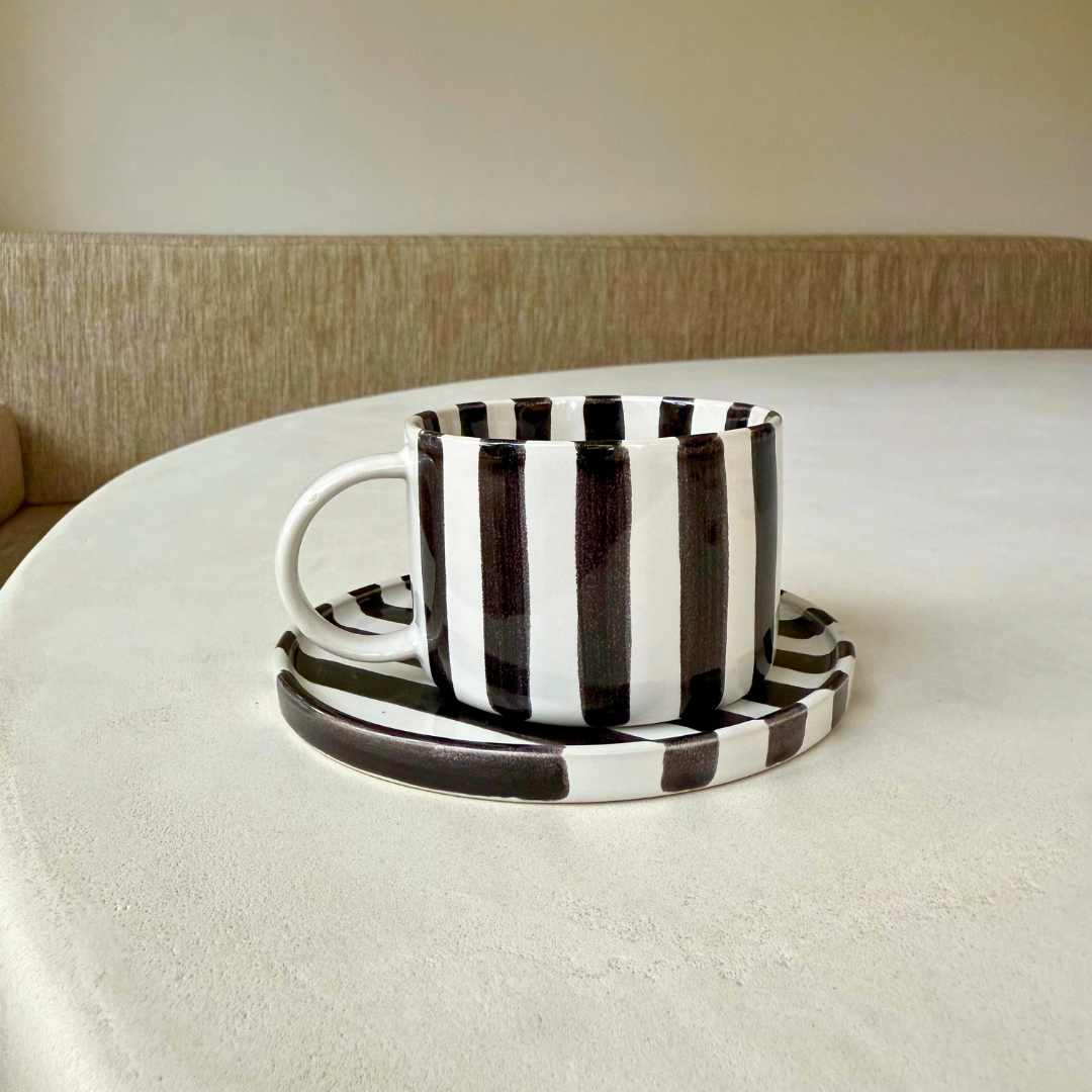 Close-up van gestreepte Monica kop en schotel – ambachtelijk en uniek patroon