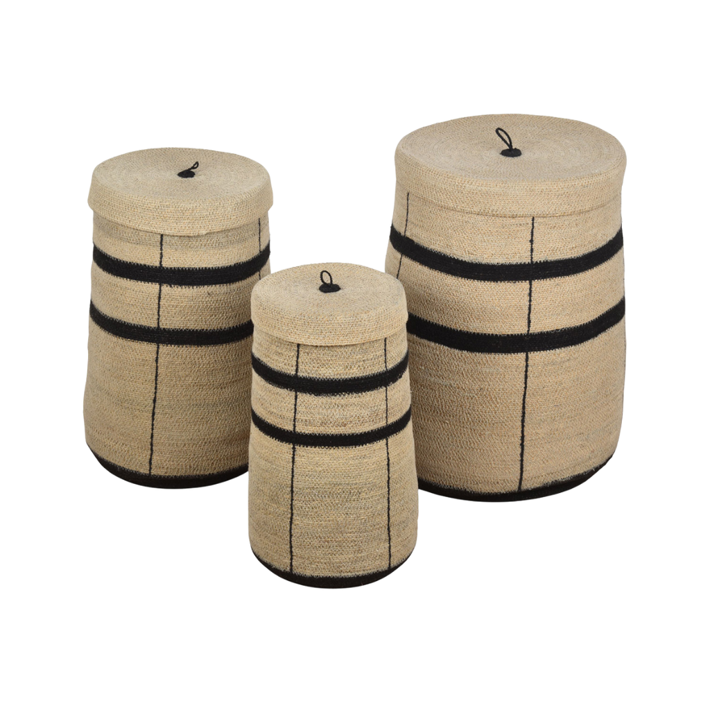 Set van 3 tijdloze en minimalistische wasmanden of opbergmanden van het merk Opjet Paris. De naturel kleurige manden hebben zwarte handgeborduurde accenten en een deksel van zeegras.