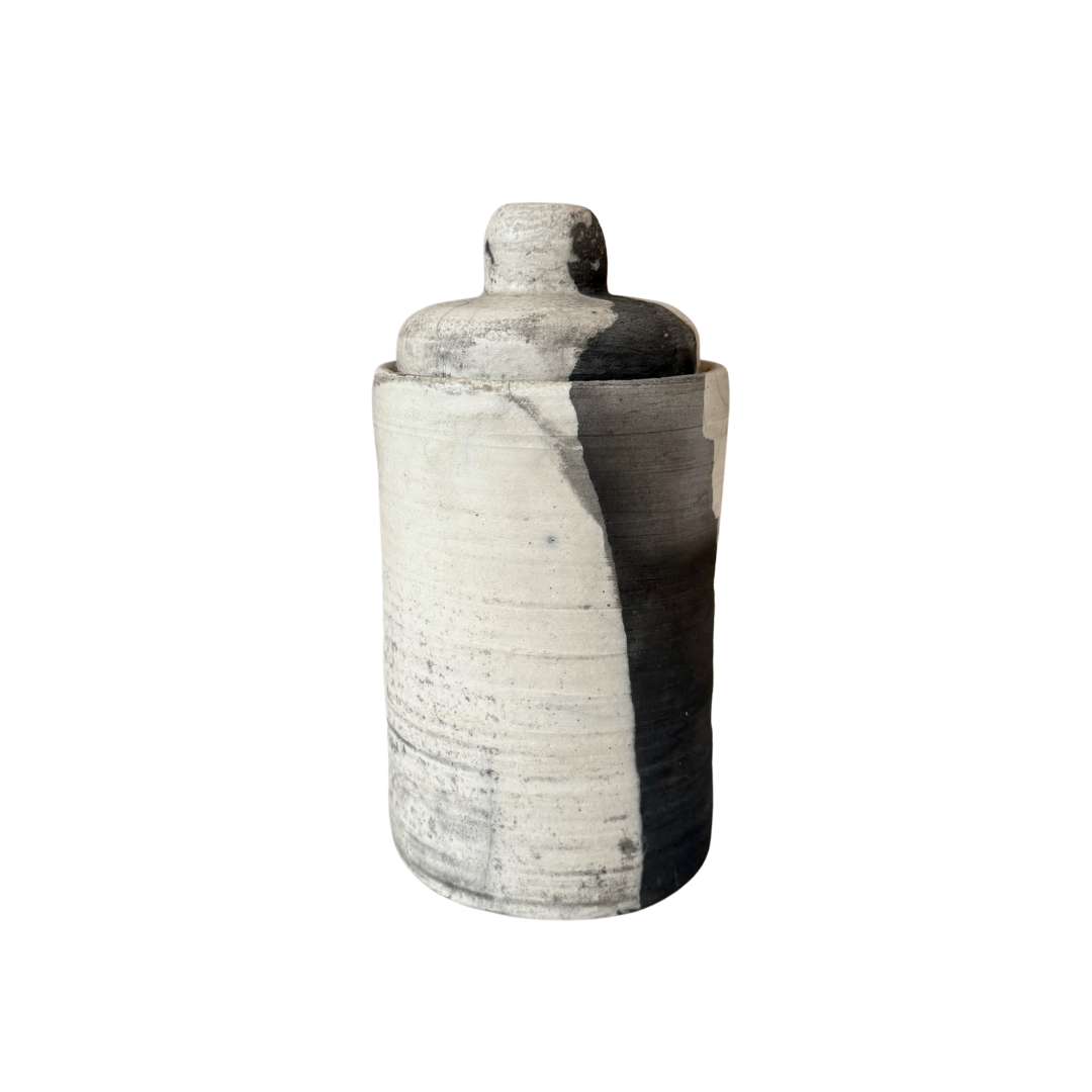 Handgemaakte vintage keramiek pot met deksel in zwart en ecru wit