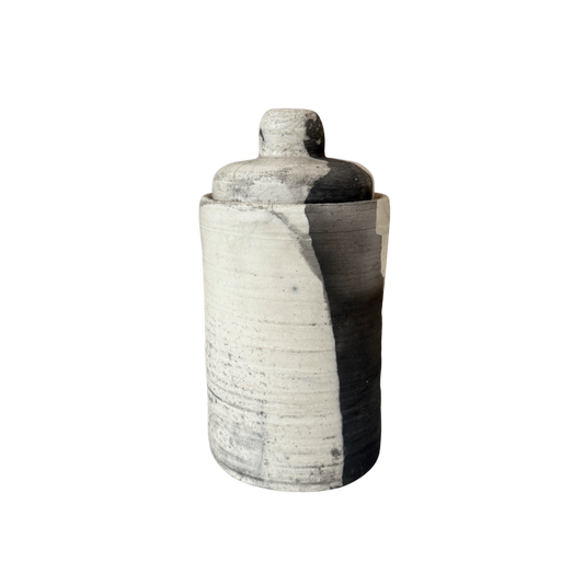 Handgemaakte vintage keramiek pot met deksel in zwart en ecru wit