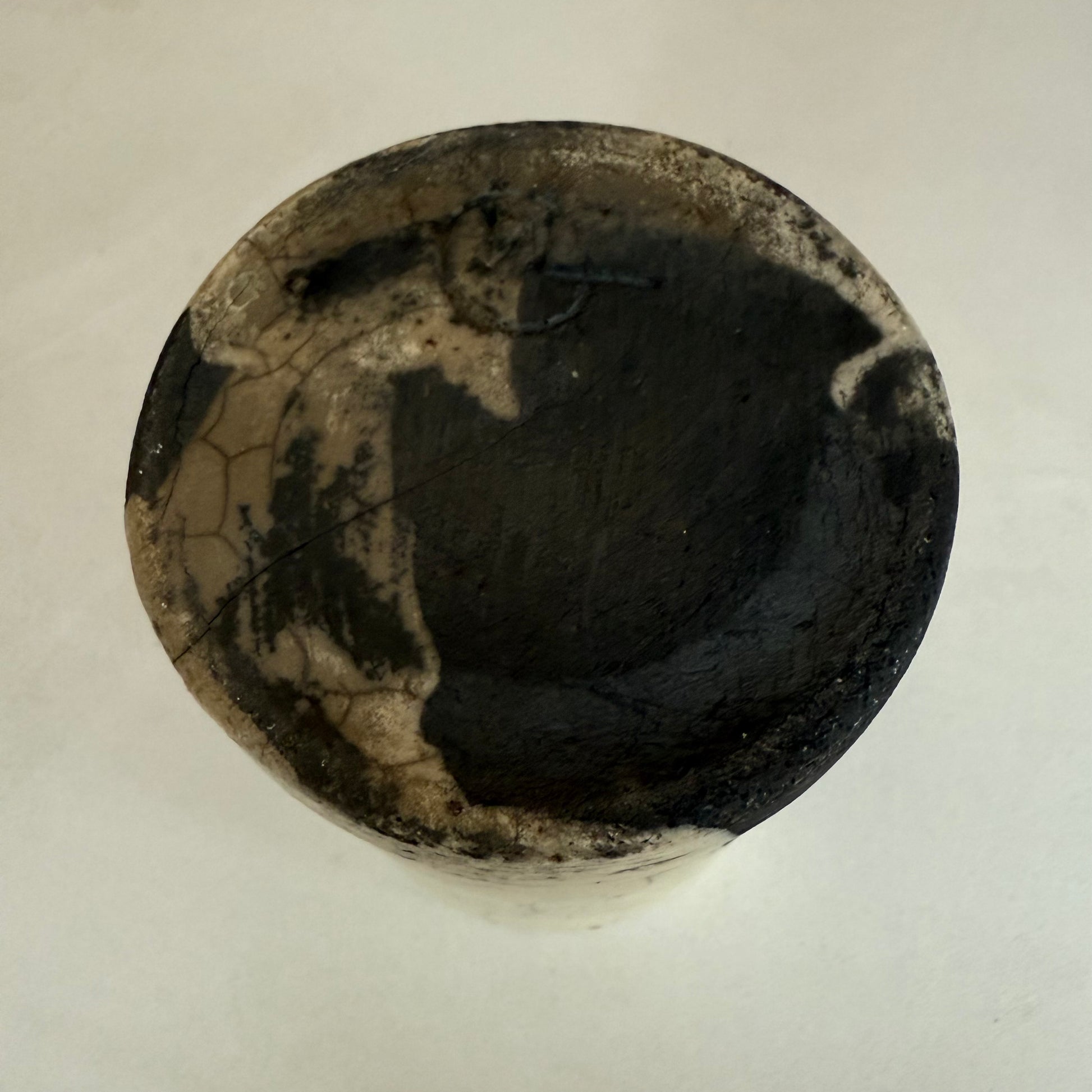 Onderkant met markering / inscriptie van vintage keramieke pot met deksel