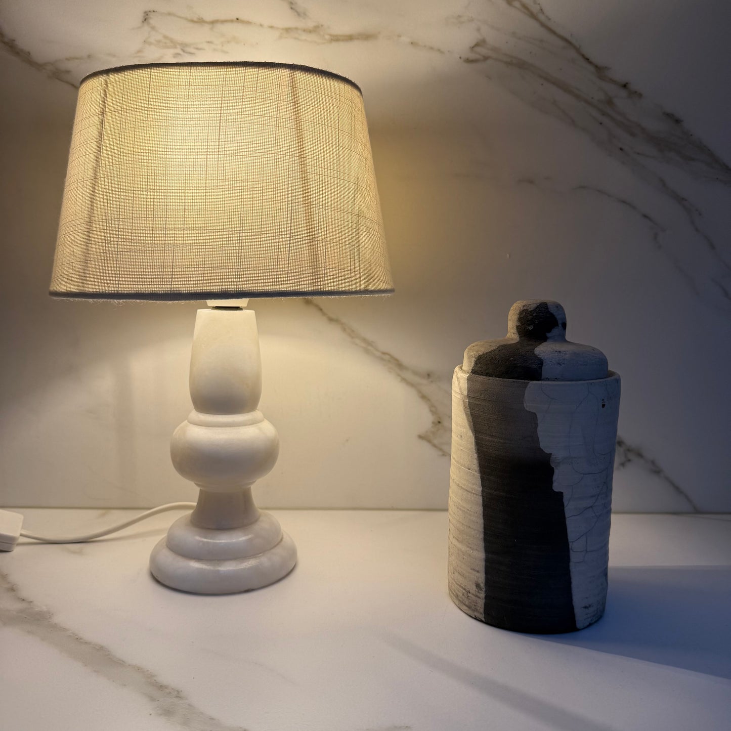 Antraciet-ecru keramiek pot als decoratief interieurobject