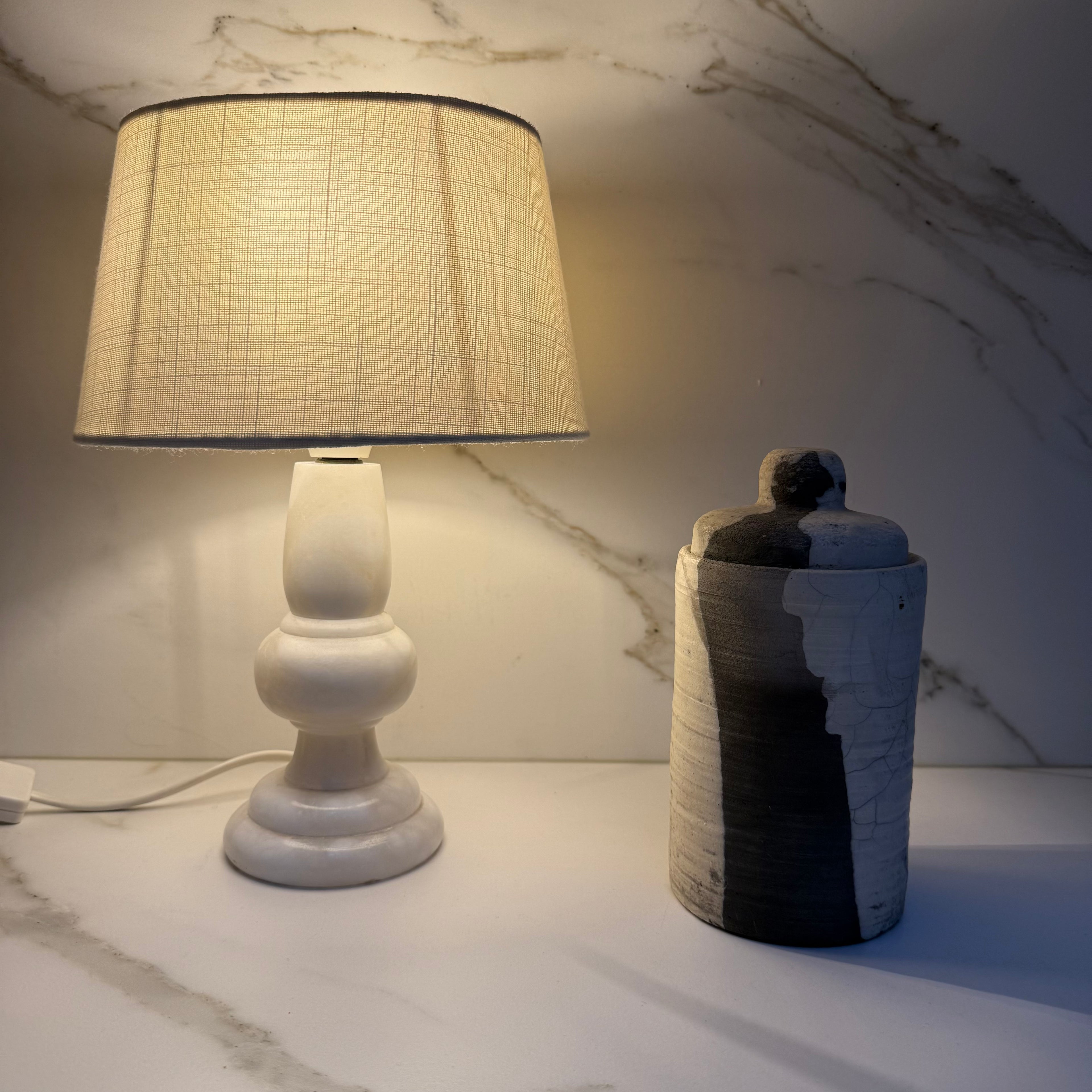 Antraciet-ecru keramiek pot als decoratief interieurobject