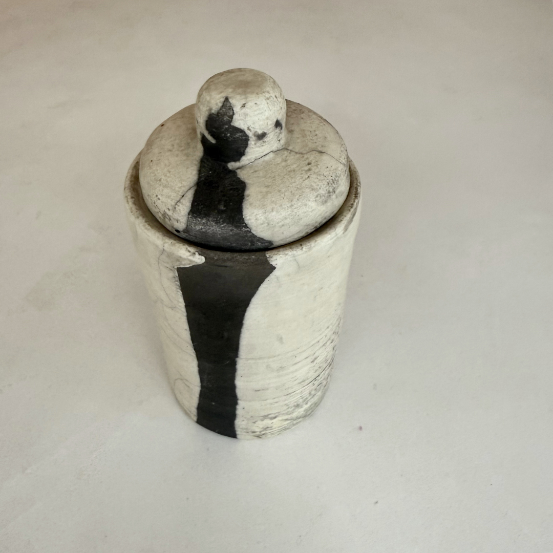 Vintage raku-stijl keramiek pot met deksel en craquelé-afwerking