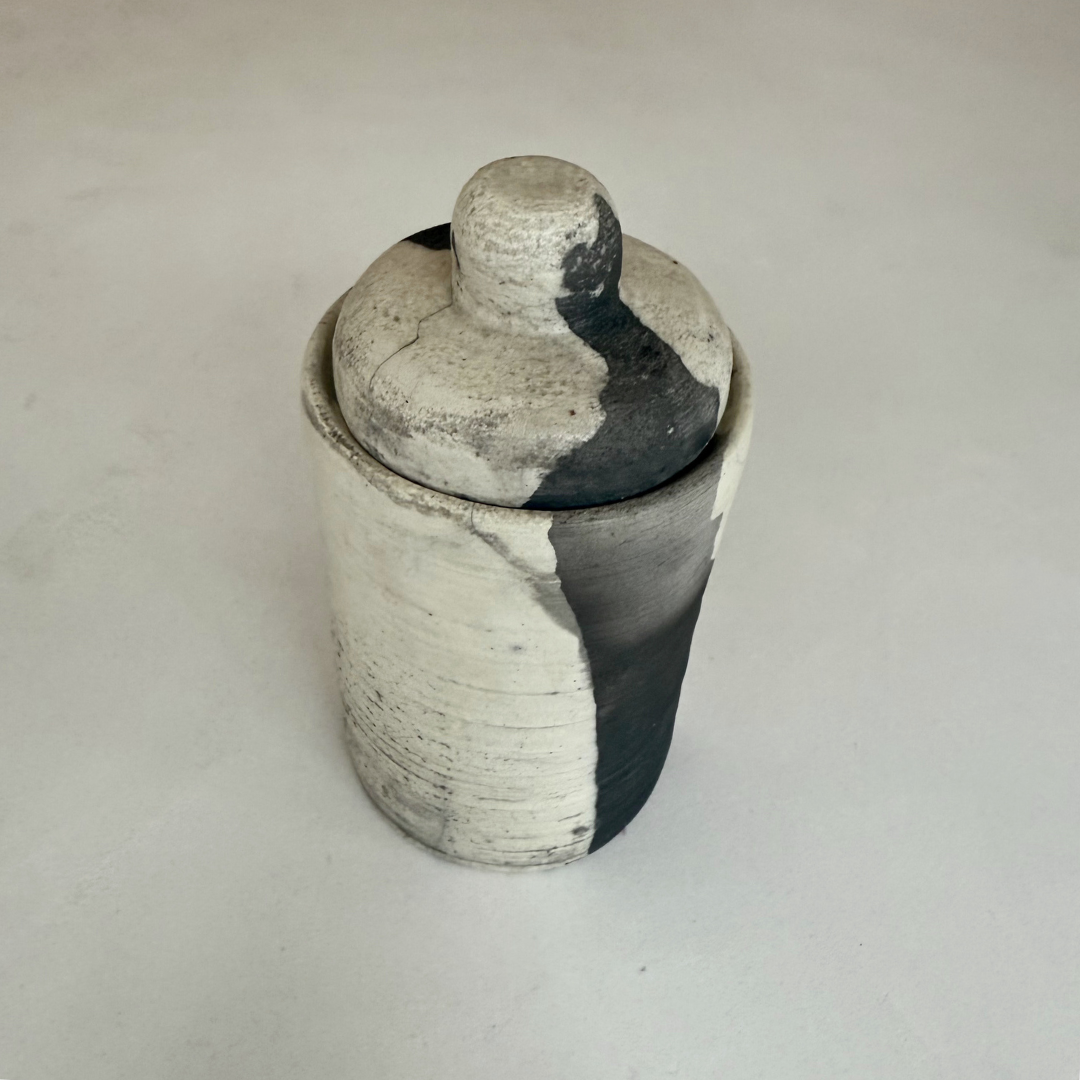 Handgemaakte pot met deksel geïnspireerd op Japanse raku-techniek