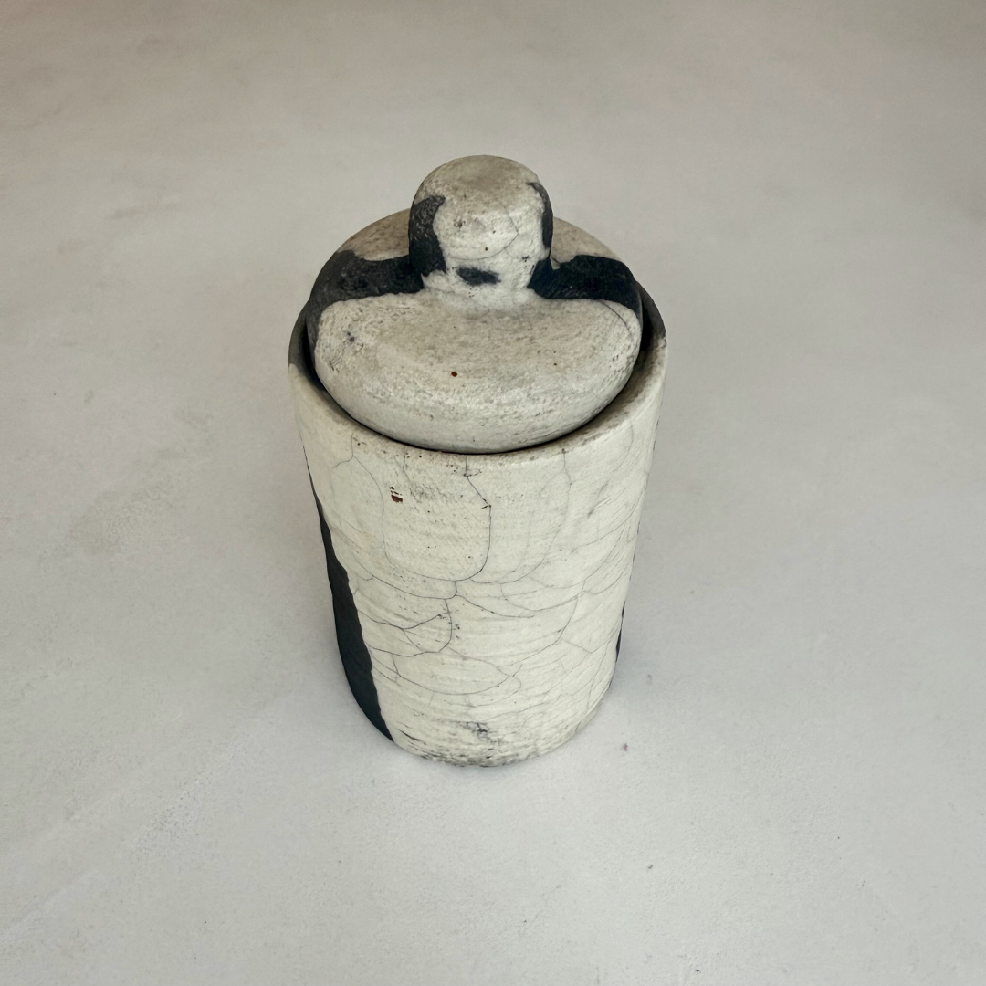 Keramische opbergpot met artistieke glazuurafwerking