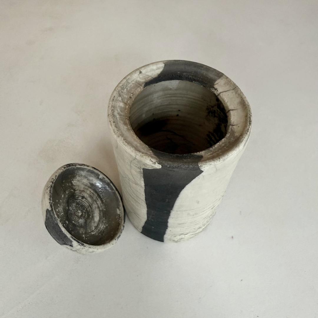 Vintage keramiek met deksel in wabi-sabi stijl