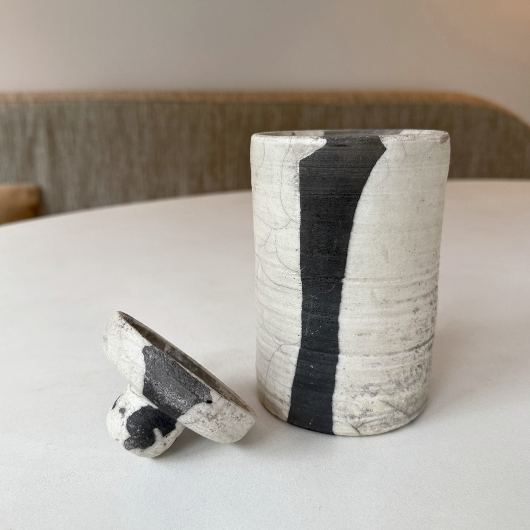 Decoratieve vintage keramiek pot met contrasterende glazuren