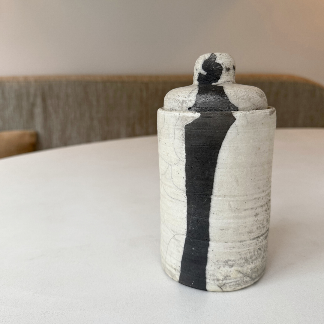 Keramiek pot met ruwe textuur en onregelmatig glazuur