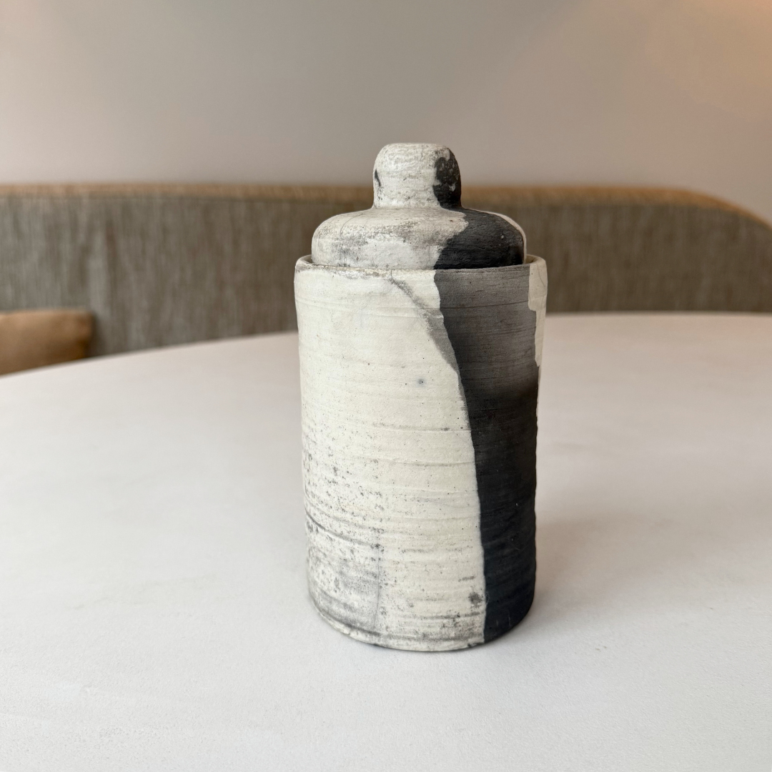 Unieke keramische pot met expressief glazuur en craquelé