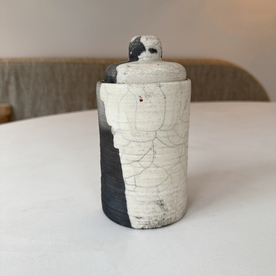 Close-up van craquelé structuur en zwarte glazuurdelen