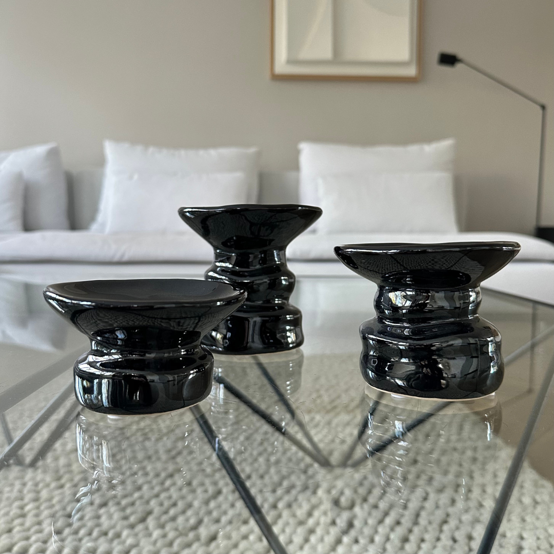 Set van 3 stijlvolle keramische zwarte organische gevormde kaarsenhouders in een modern tijdloos interieur