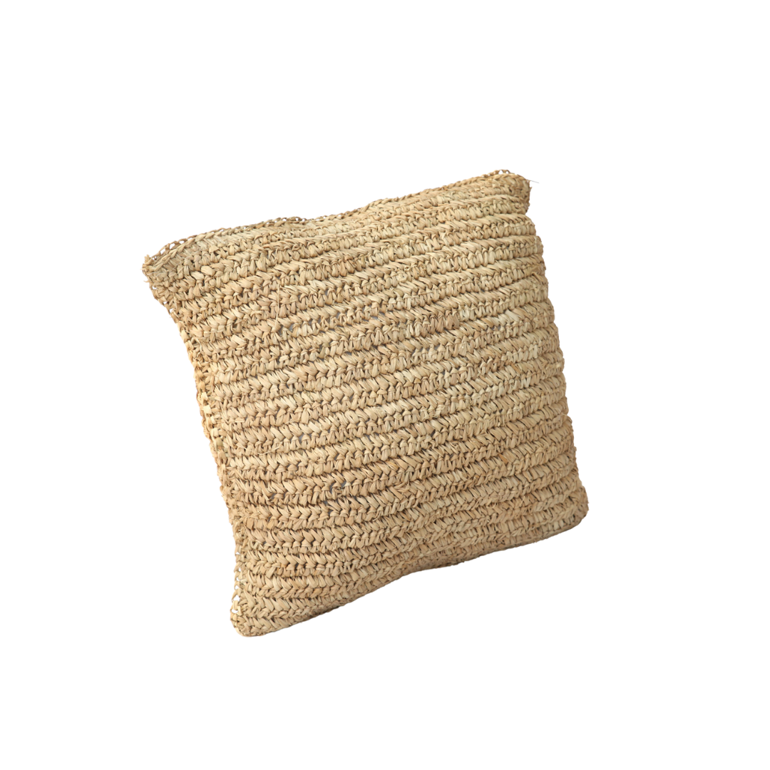 Van raffia gewezen kussenhoes; de Raffia Flores kussenhoes van Bazar Bizar
