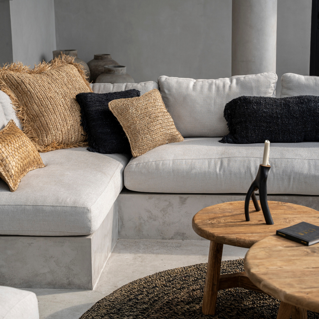 Raffia Flores Kussenhoes in een minimalistische woonkamer met natuurlijke materialen en neutrale tinten