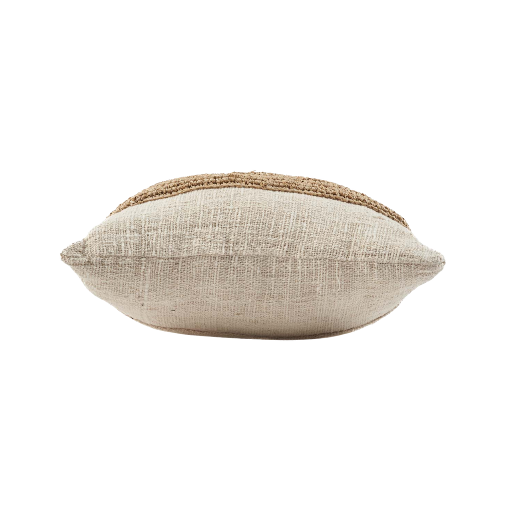 Zijaanzicht van de Raffia Stamp Kussenhoes in neutrale tinten