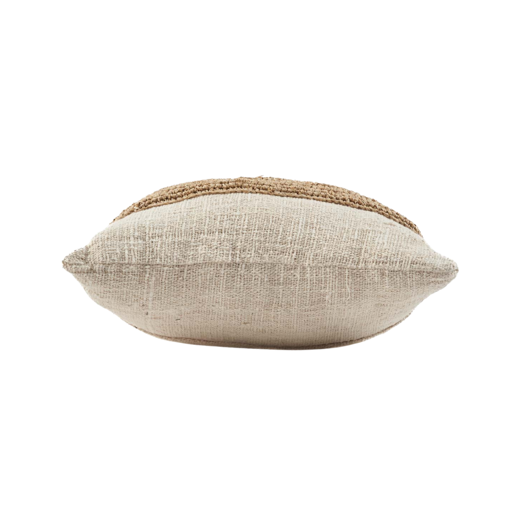 Zijaanzicht van de Raffia Stamp Kussenhoes in neutrale tinten