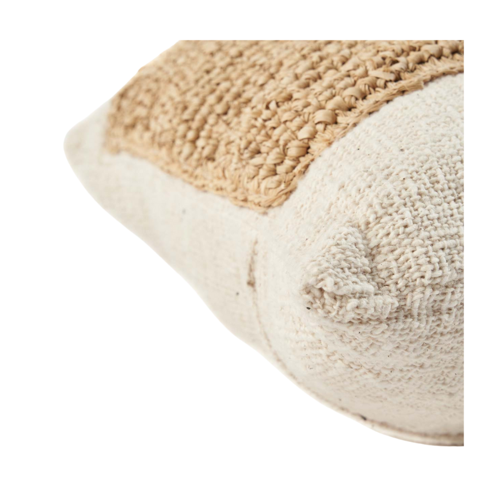 Detail van de textuur en afwerking van de Raffia Stamp kussenhoes