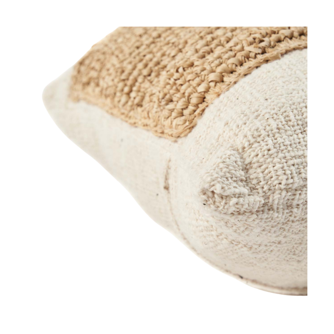 Detail van de textuur en afwerking van de Raffia Stamp kussenhoes