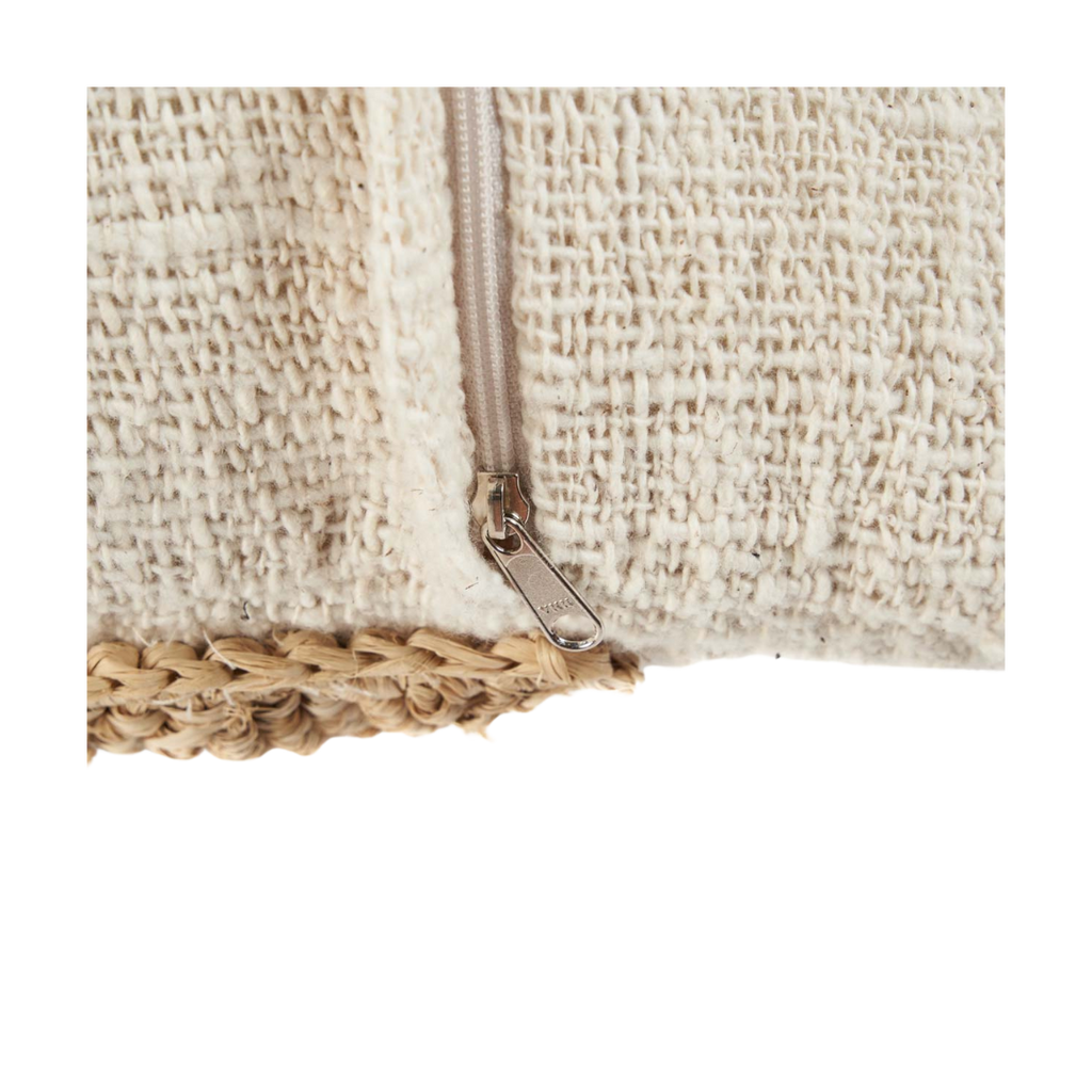 Achterzijde van de vierkante Raffia Stamp kussenhoes met zichtbare sluiting