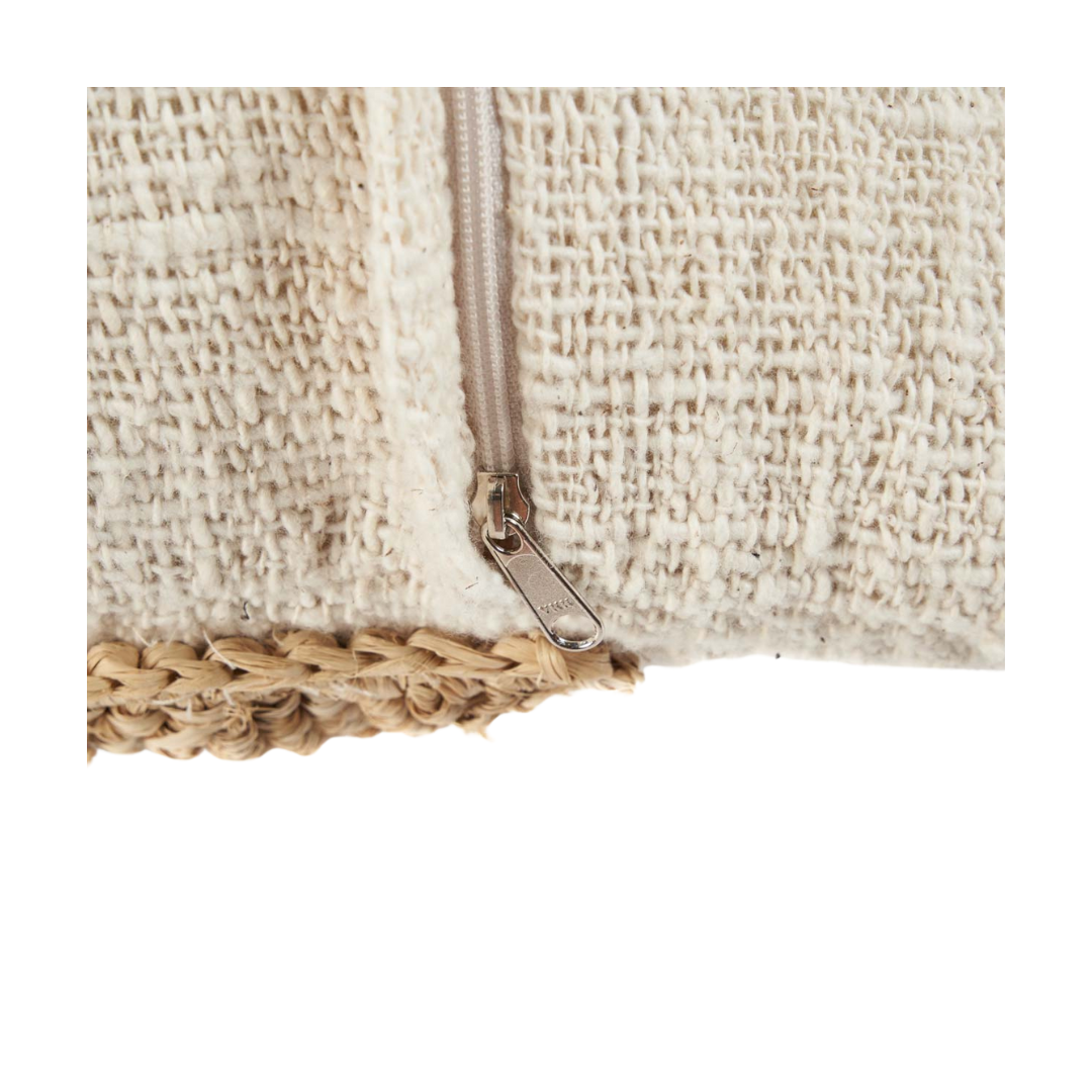 Achterzijde van de vierkante Raffia Stamp kussenhoes met zichtbare sluiting