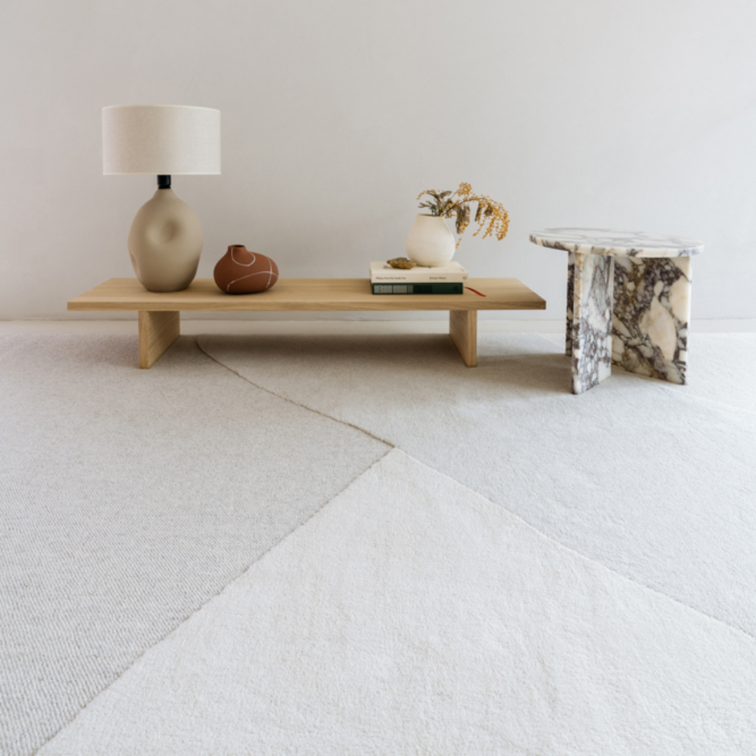 Rose vloerkleed gecombineerd met een houten salontafel en keramische accessoires