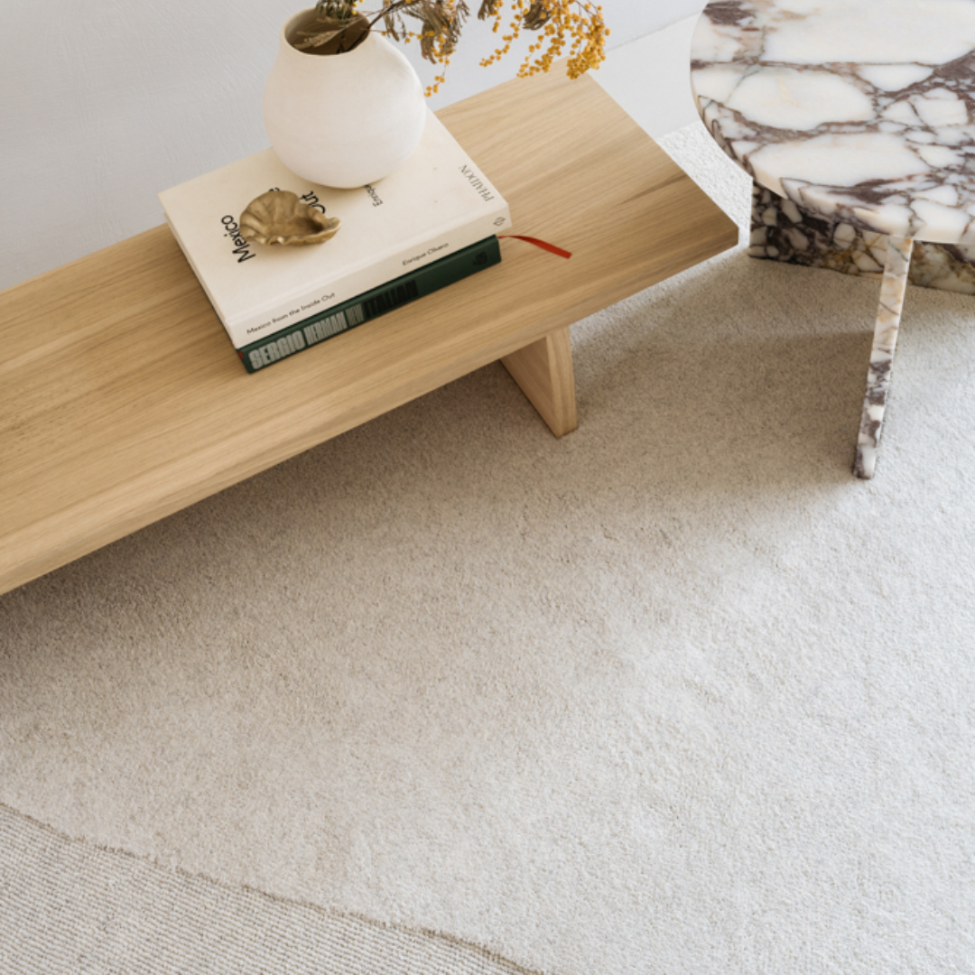 Bovenaanzicht Rose vloerkleed gecombineerd met een houten salontafel en keramische accessoires