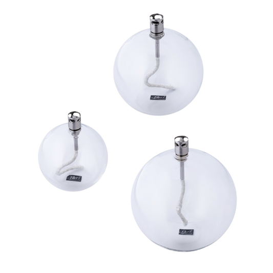 Drie Round olielampen van Peri Living in transparant glas, in verschillende formaten.