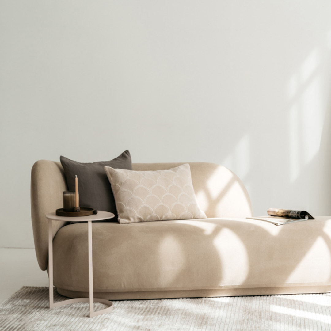 Scotty linnen kussenhoes in donkerbruine tint gestyled op een beige bank in een minimalistisch interieur