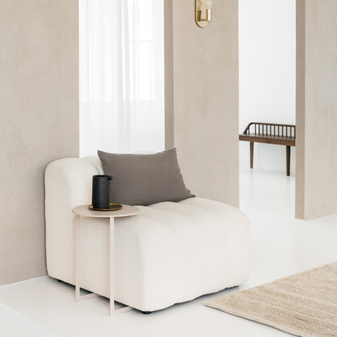 Scotty linnen kussenhoes donkerbruin gestyled op een ecru stoel in een minimalistisch interieur.