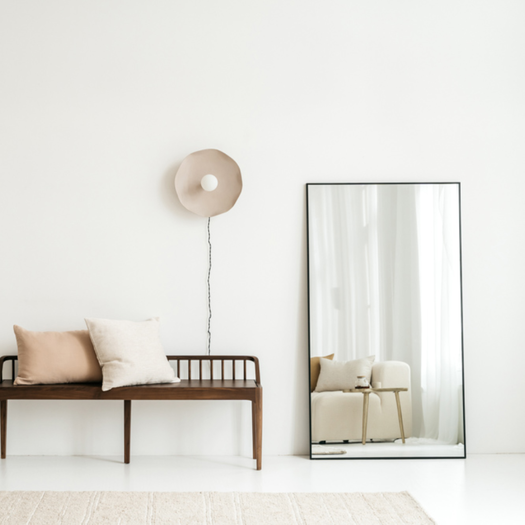 Scotty linnen kussenhoes in naturel tint gestyled op een houten bank in een minimalistisch interieur