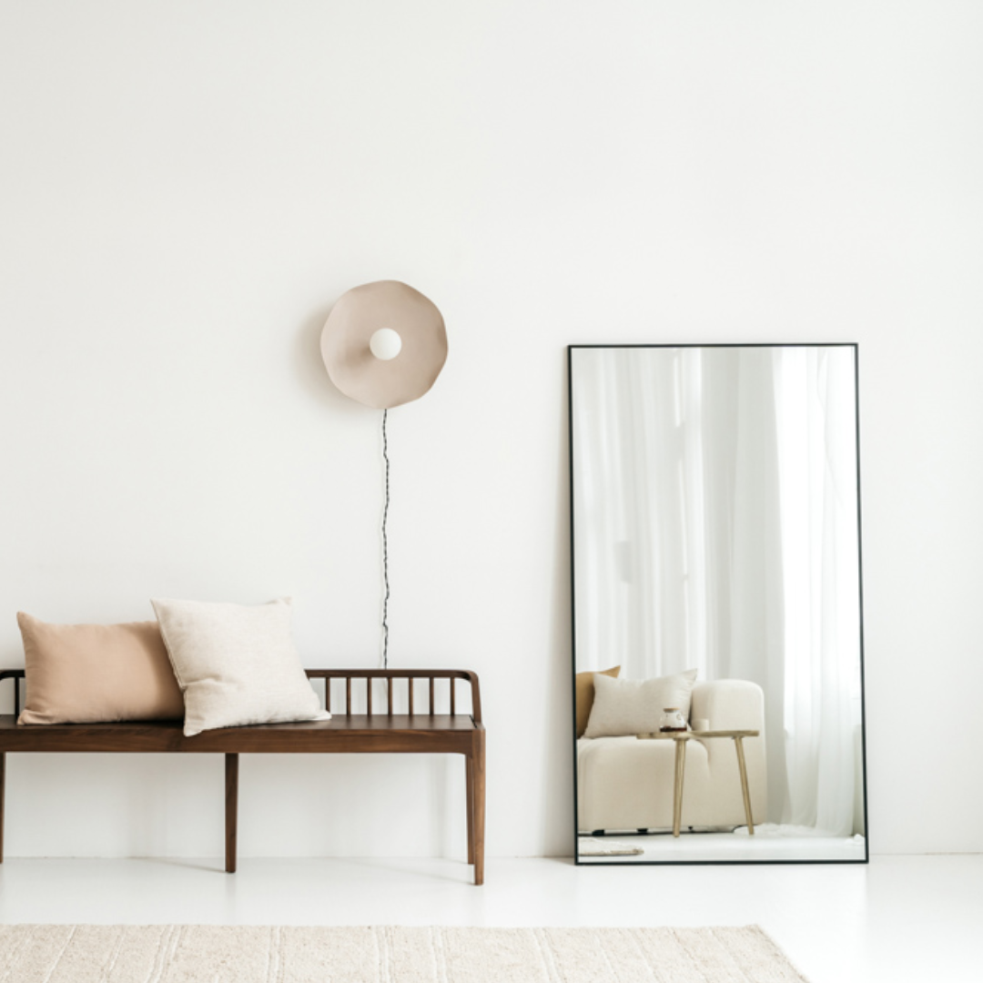 Scotty linnen kussenhoes in nude tint gestyled op een houten bank in een minimalistisch interieur