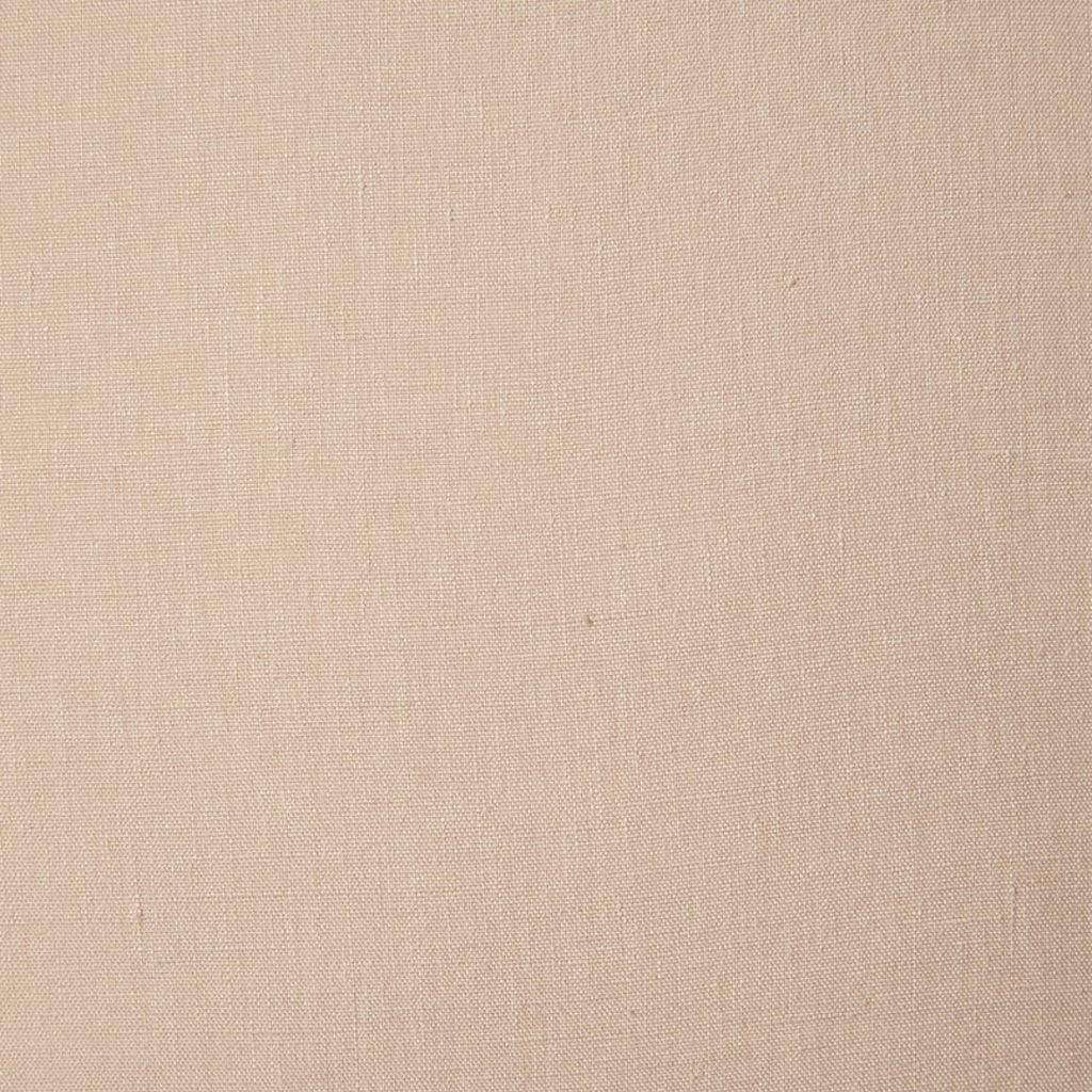 Detailopname van de zachte, gewassen linnen stof van de Scotty kussenhoes in nude tint