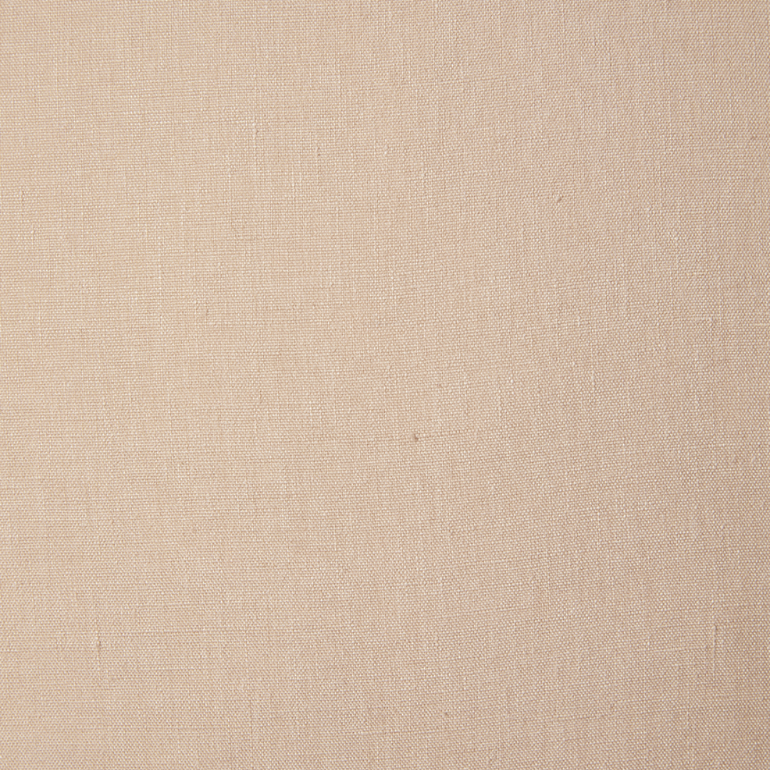 Detailopname van de zachte, gewassen linnen stof van de Scotty kussenhoes in nude tint