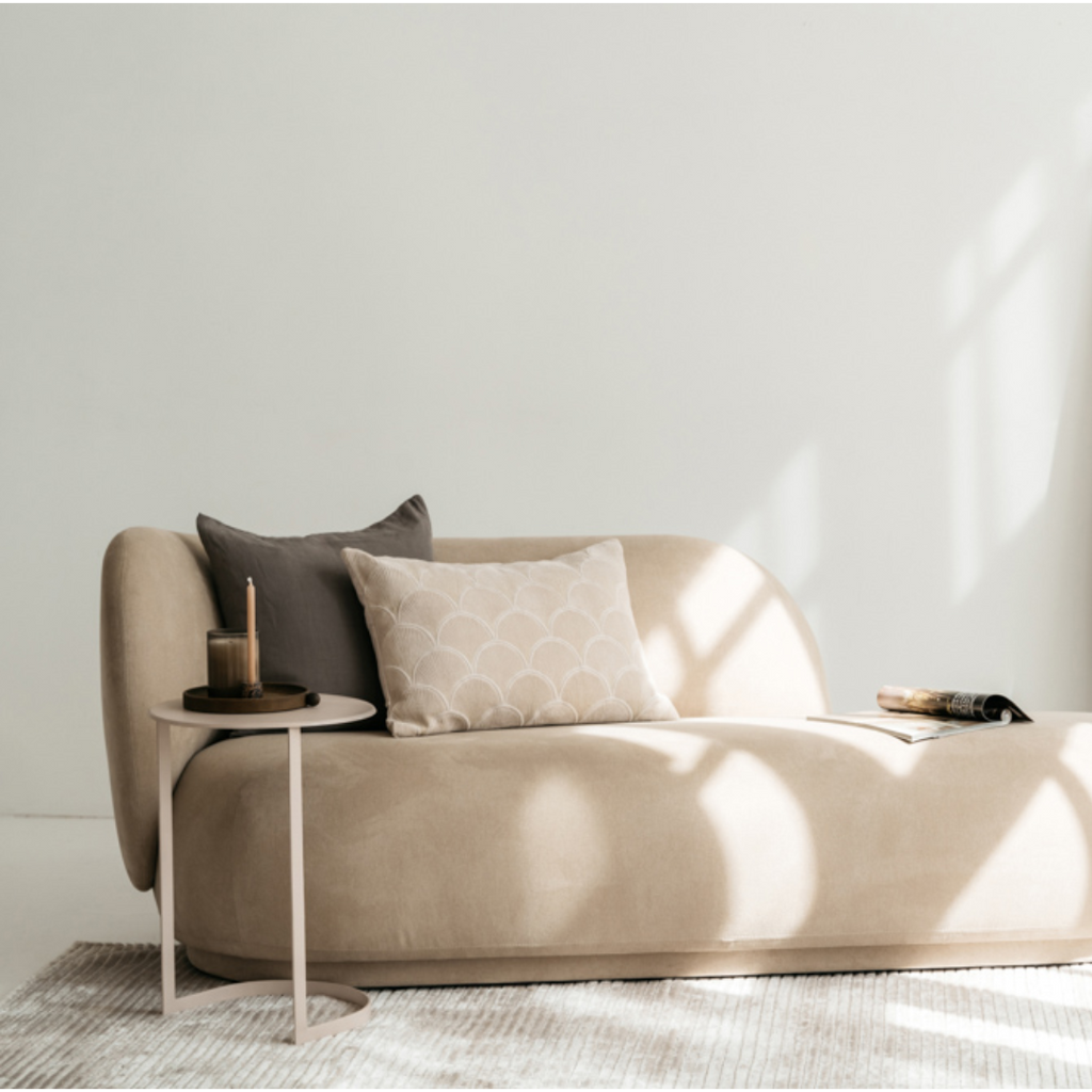 Donkerbruine linnen Scotty kussenhoes op een beige bank in een neutraal minimalistisch interieur