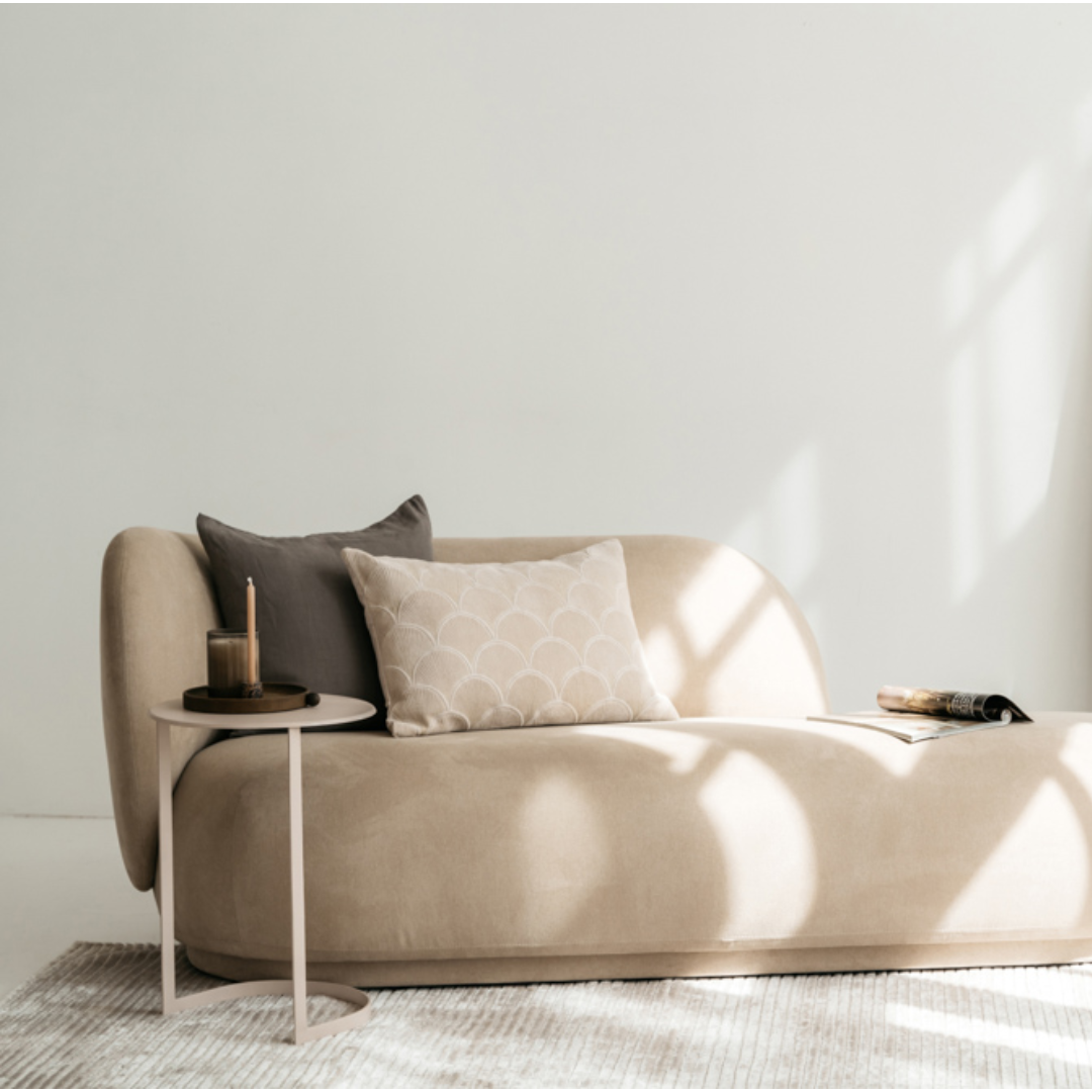 Donkerbruine linnen Scotty kussenhoes op een beige bank in een neutraal minimalistisch interieur