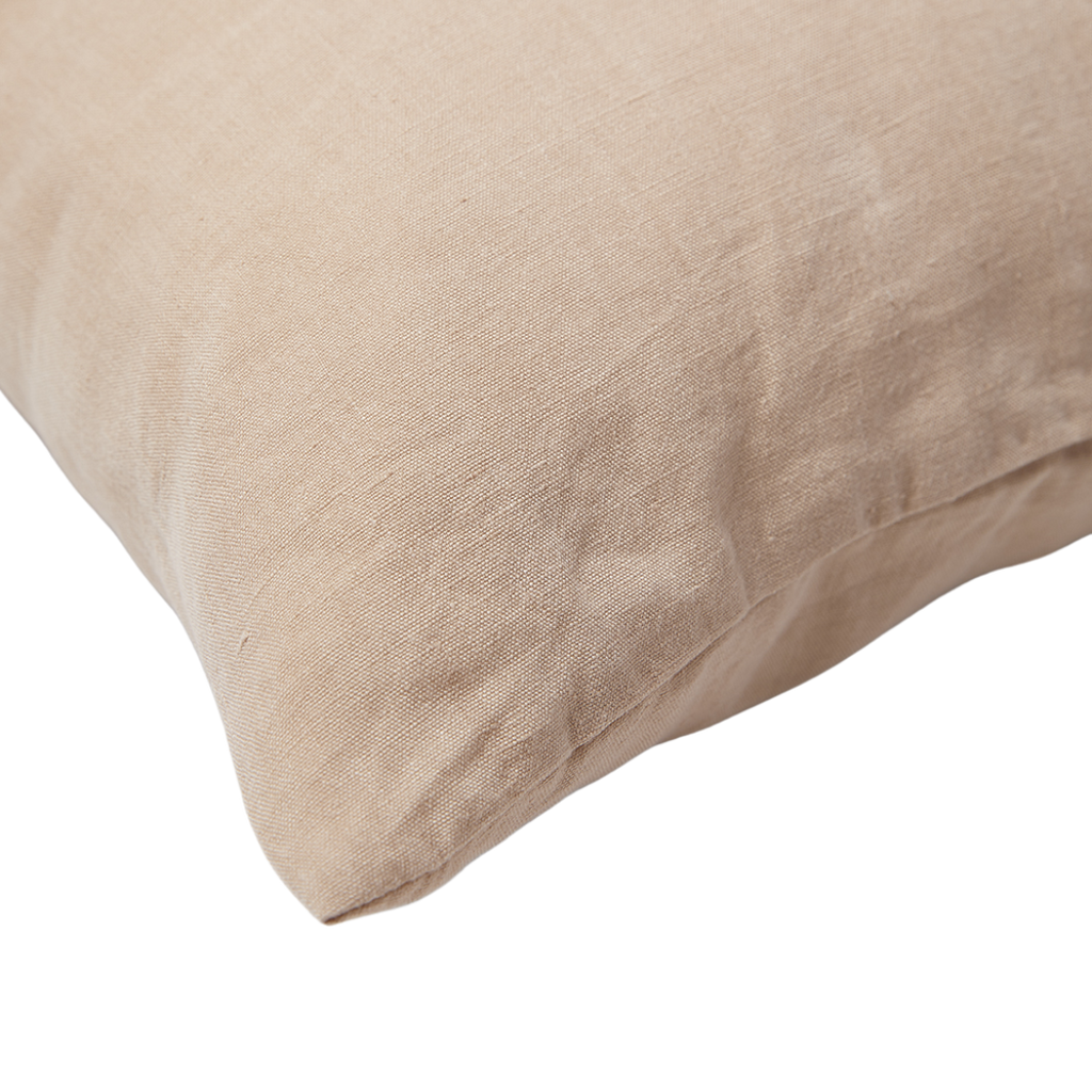 Detailopname van de blinde rits en afwerking van de Scotty linnen sierkussenhoes in nude kleur